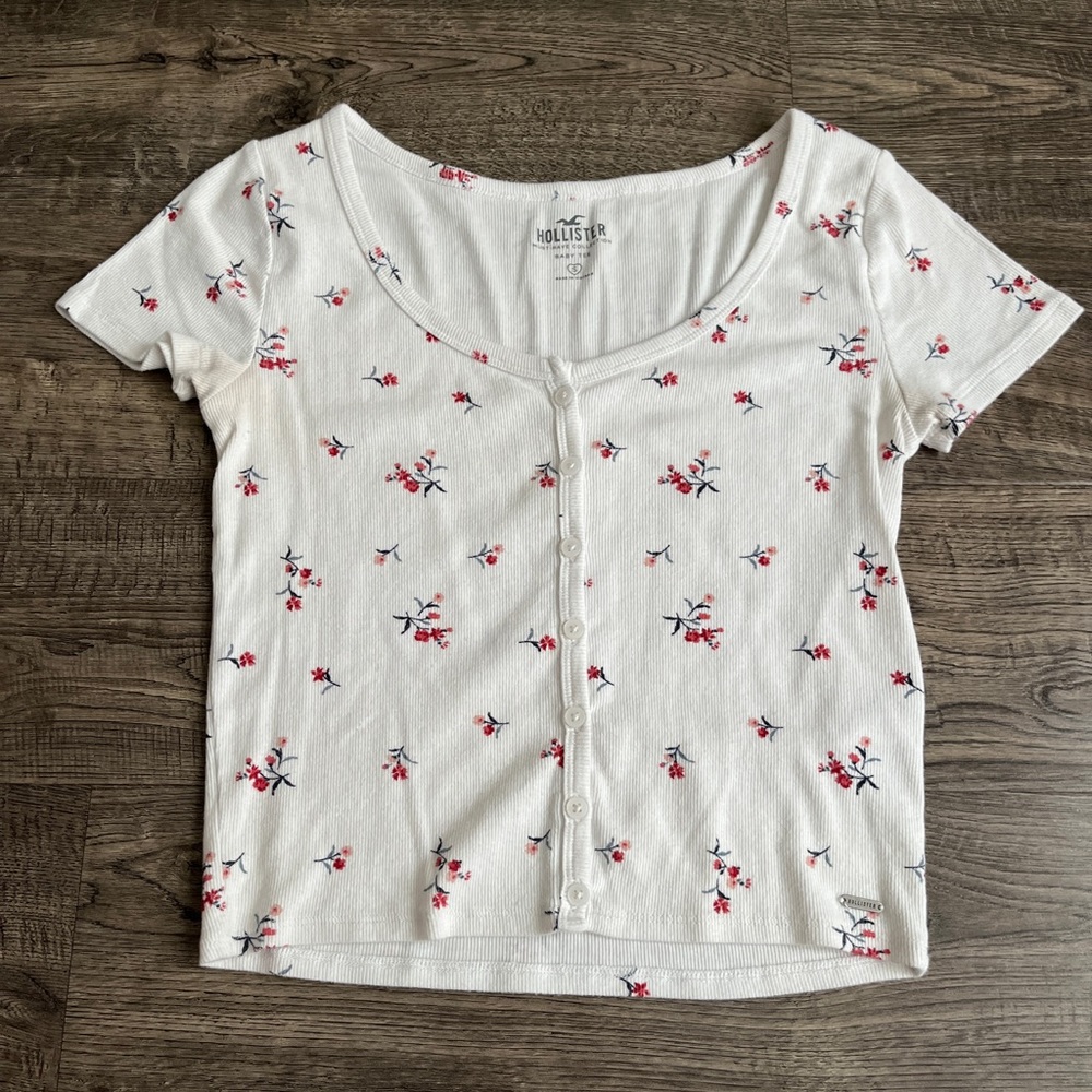 hollister floral baby tee!